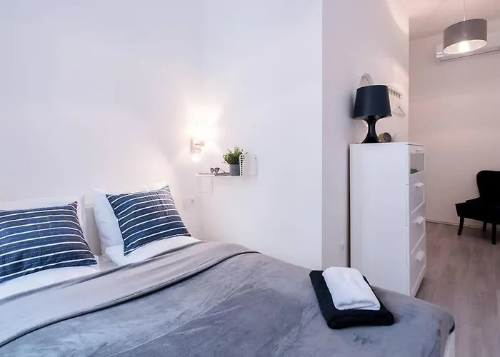 Central Brand New And Modern Apartment