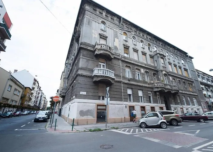 Central Brand New And Modern Apartment